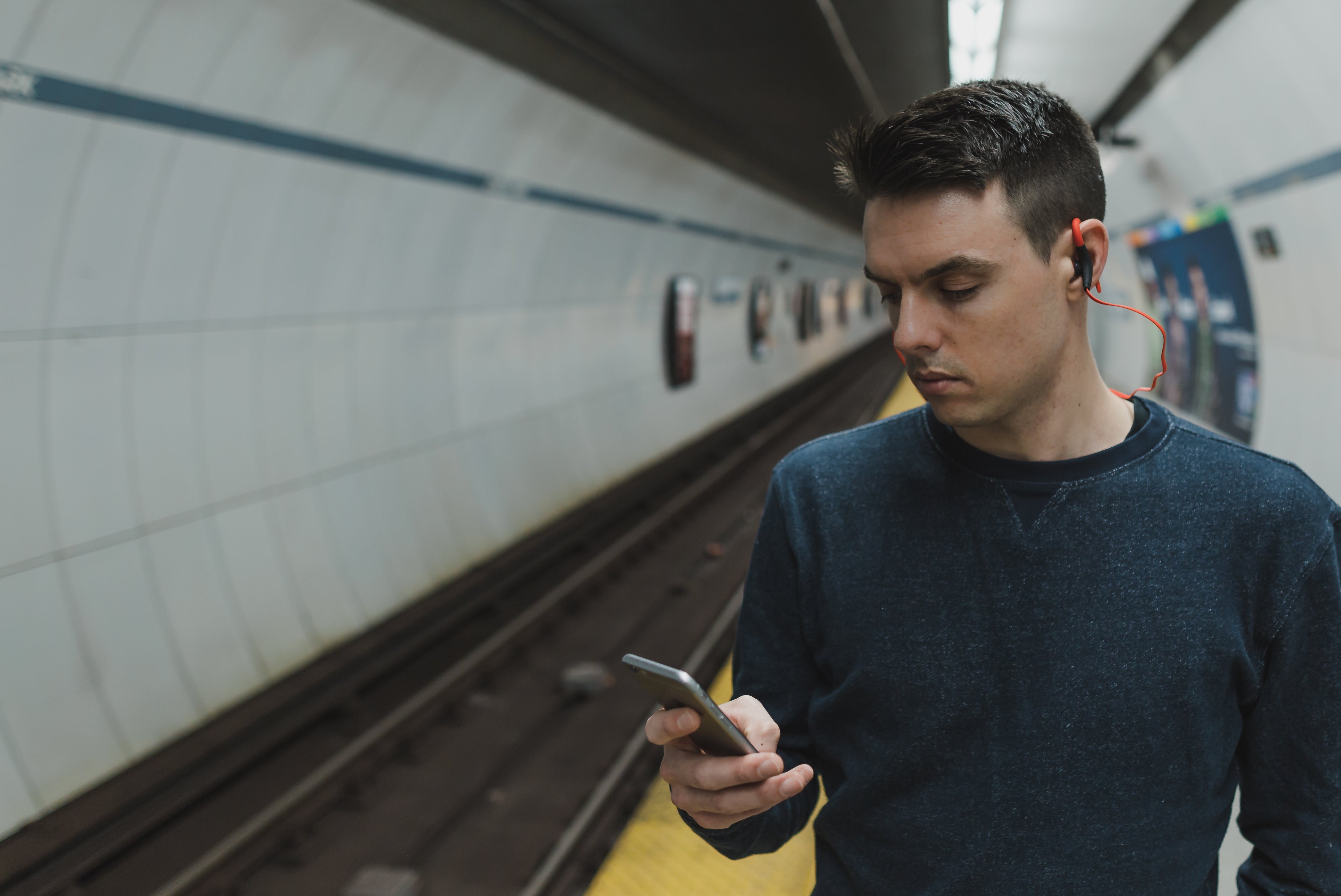 files/man-wearing-bluetooth-headphones.jpg